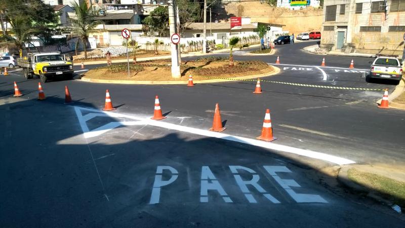 Prefeitura realiza obra de sinalização viária, cria rotatória e muda visual do Jardim Cruzeiro Prefeitura realiza obra de sinalização viária, cria rotatória e muda visual do Jardim Cruzeiro