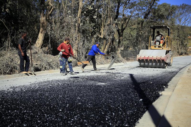 Na fase de preparação da base para pavimentação, visual da avenida Antônio Amaro Ortiz começa a mudar Na fase de preparação da base para pavimentação, visual da avenida Antônio Amaro Ortiz começa a mudar